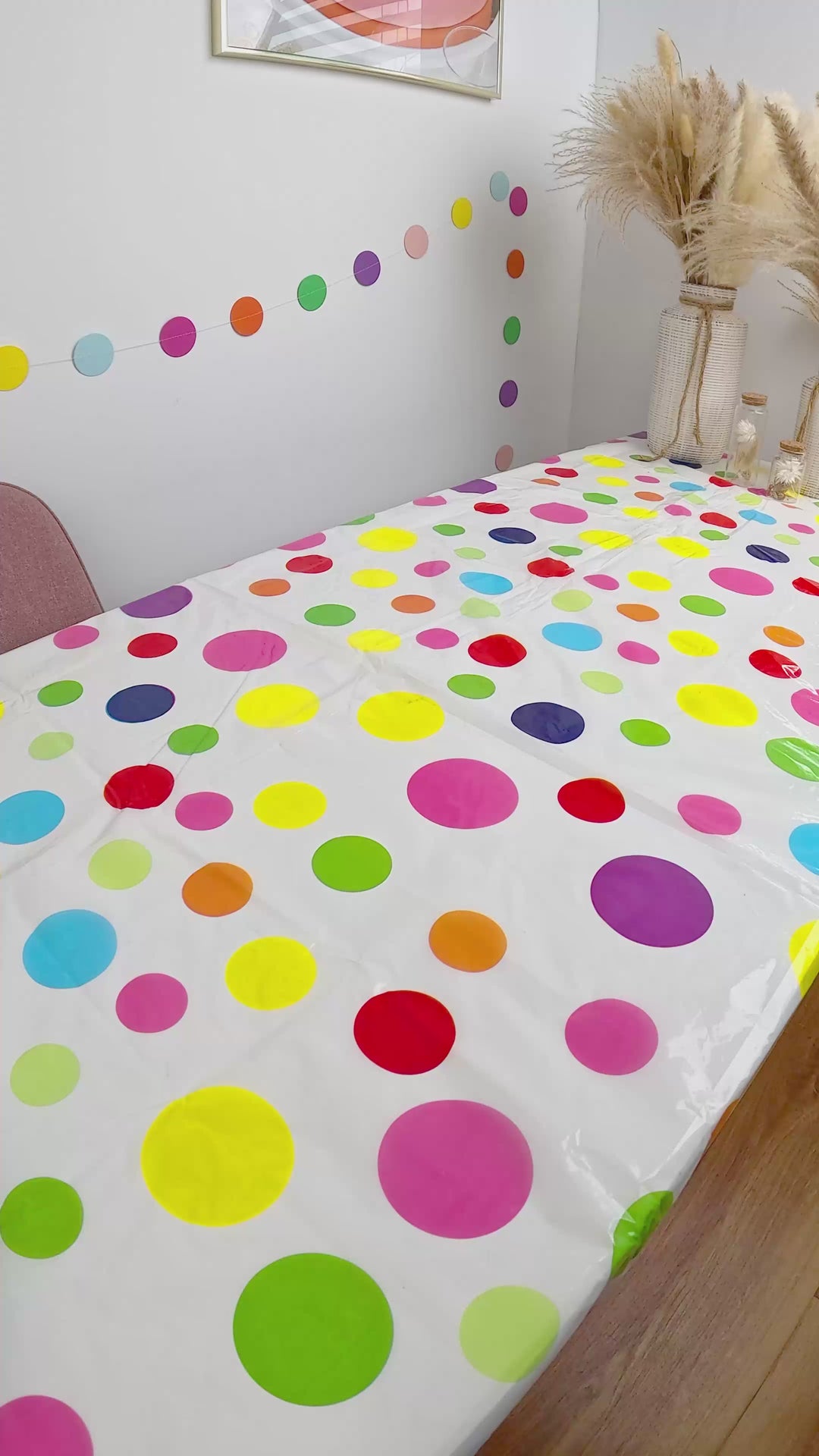 Figurki Psi Patrol® na 2-poziomowym torcie z różowymi psimi łapami