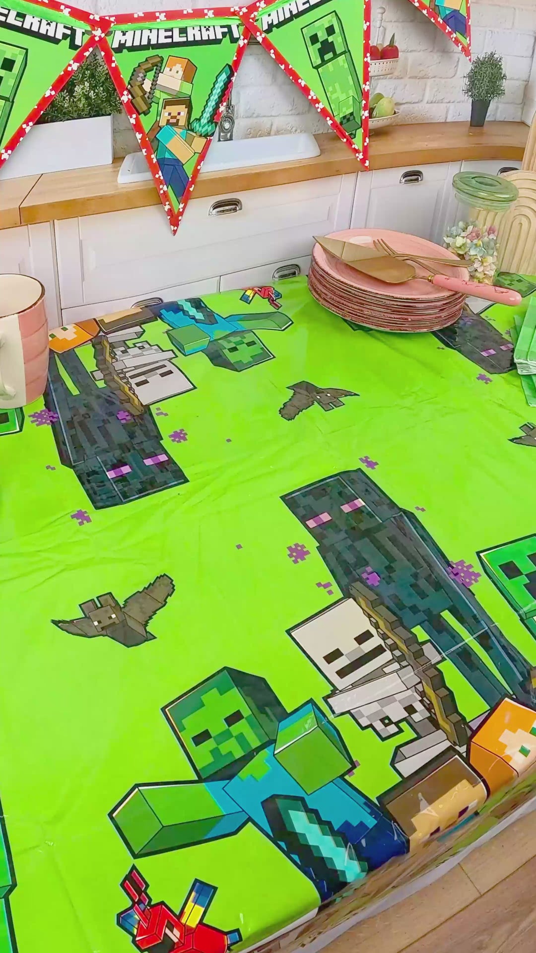 Minecraft®-figurka na okrągłym torcie TNT