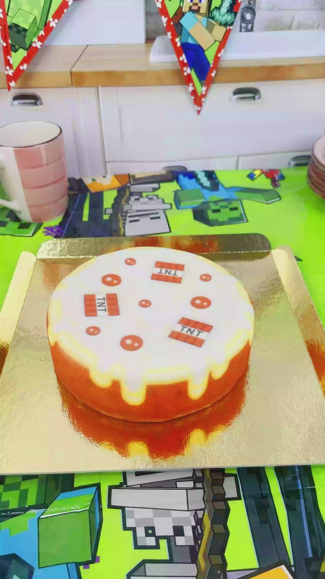 Minecraft®-figurka na okrągłym torcie TNT