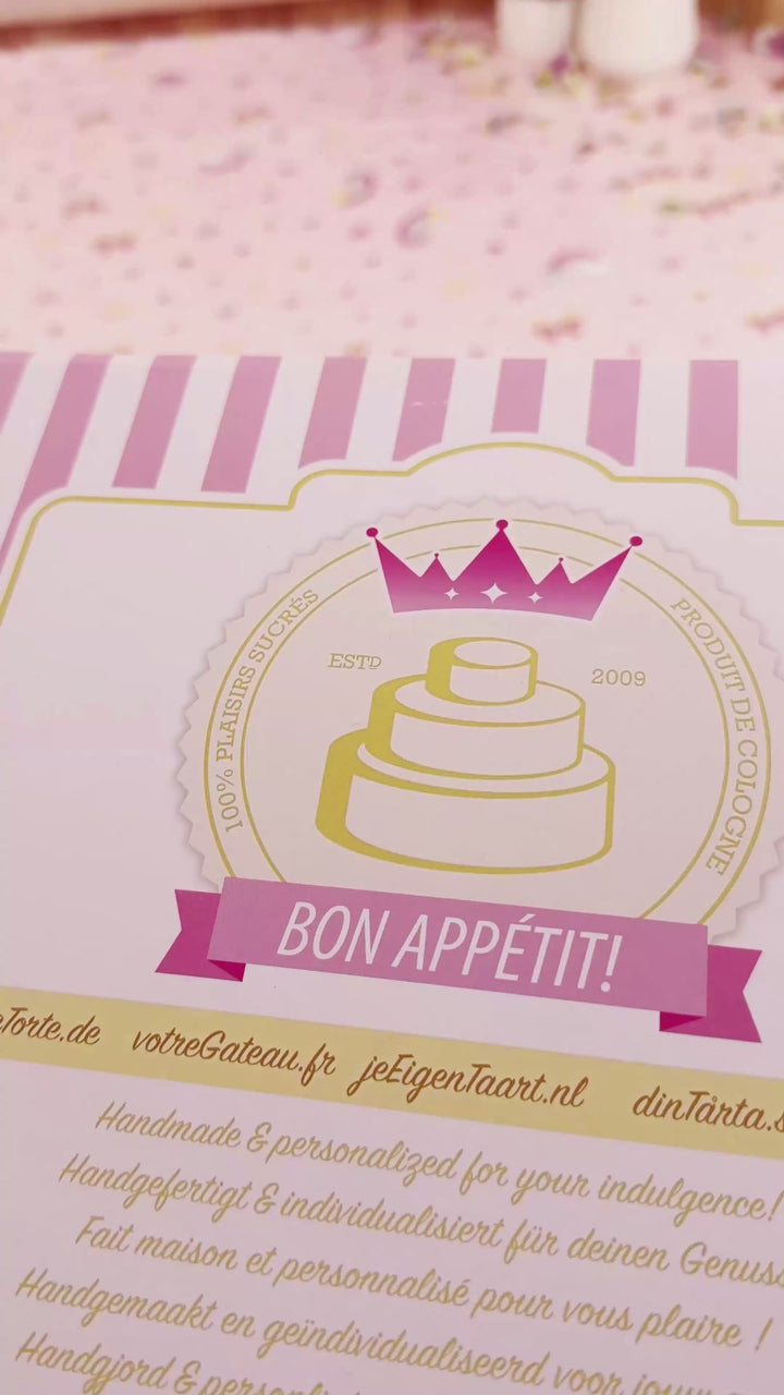 Myszka Minni®e® na torcie w kropeczki z kokardką