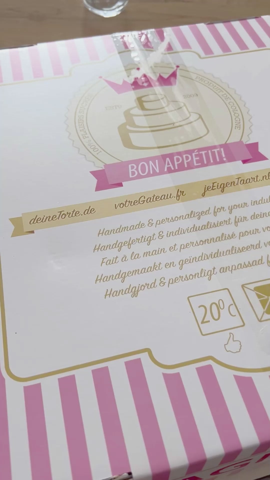 Podwójny tort w kształcie cyfry, różne kolory 