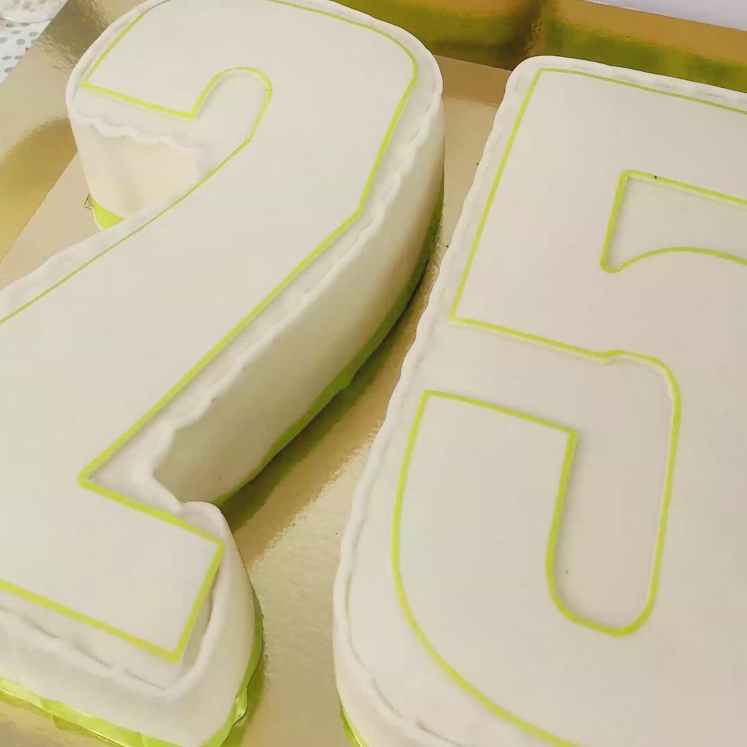 Podwójny tort w kształcie cyfry, różne kolory 