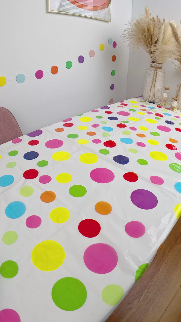 Figurki Psi Patrol® na 2-poziomowym torcie z różowymi psimi łapami