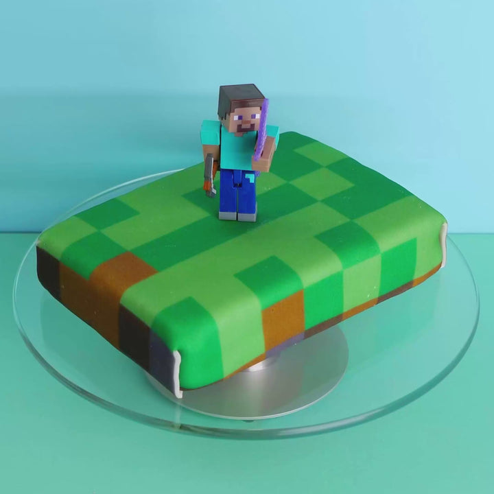 Minecraft®-Figur auf Spielewelt-Torte