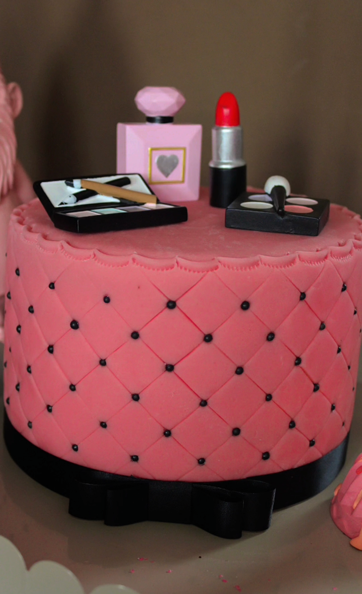 Deluxe tort makijażowy z czarną wstążką