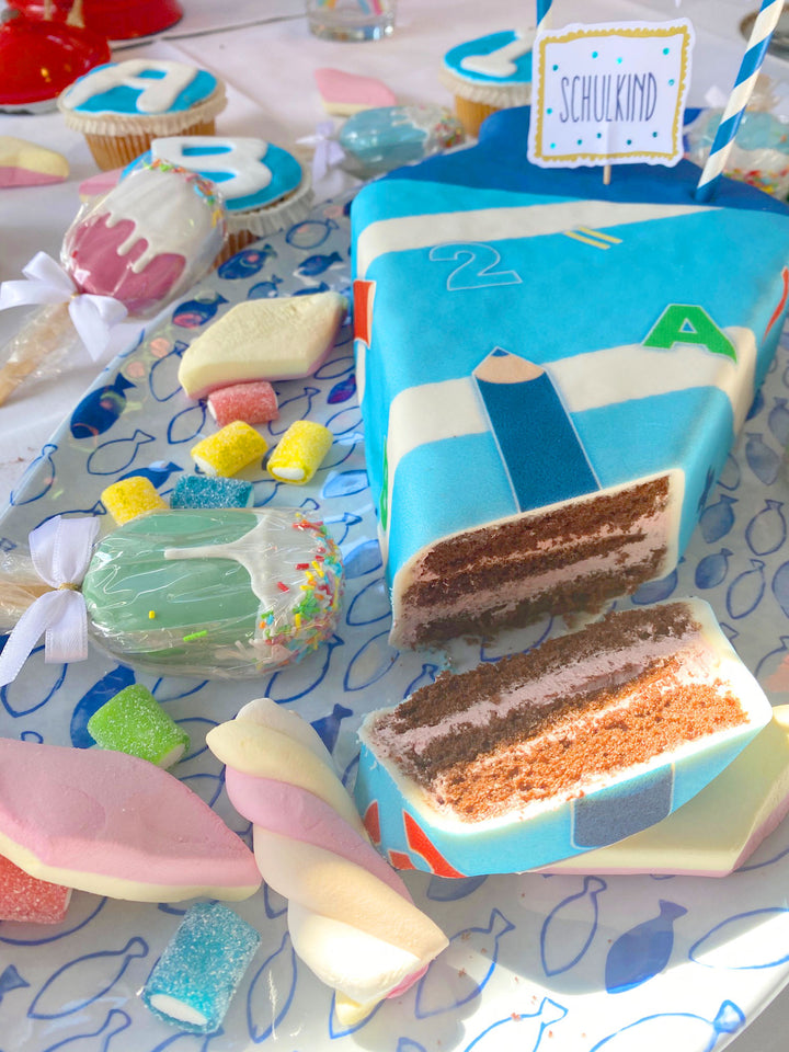 Schultüten-Torte mit Stiften in Hellblau